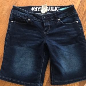 Hydraulic Bermuda shorts